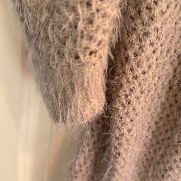 Like new Love ❤️ Blind long fuzzy sweater taupe medium - Picture 3 of 5